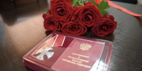 Глава Гиагинского района вручил Орден мужества супруге погибшего участника СВО - NatPress