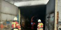 В Кильдинстрое ночью пожарные тушили огонь в кирпичном боксе - Мурманский вестник