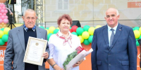 Сергей Ситников и Алексей Анохин на главной площади Костромы чествовали семейные пары - Газета Нейские вести