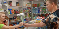 В день семьи, любви и верности в Батаевке прохожим дарили ромашки - Центр народной культуры