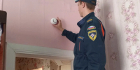 Сотрудники МЧС России, полиции и администрации совместно повышают пожарную безопасность в семьях соцриска - ГУ МЧС Свердловской области