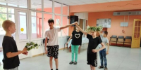 Венки и березовые ветви стали атрибутами народного праздника для детворы из Алешковичей - Рассвет