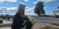 Митрополит Корнилий возложил цветы к памятнику покровителям семьи святым Петру и Февронии - Архангельская епархия