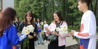 «Ромашки на счастье»: в День семьи, любви и верности волонтёры поздравили жителей Королёва с праздником - Администрация г. Королёв