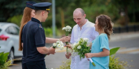 Полицейские раздали в Белгороде ромашки в День семьи, любви и верности - Сетевое издание Победа 31