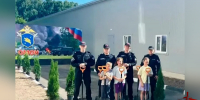 Сотрудники спецподразделения подмосковного главка Росгвардии вместе с детьми высадили аллею в День семьи, любви и верности - Росгвардия