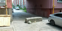 В Ростове неизвестные самовольно перегородили выезд жителям Зорге бетонным блоком - DonDay.Ru