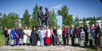Колымские семьи чествовали у памятника Петру и Февронии в Палатке - Газета Магаданская правда