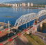 Две электрички на подходе к железнодорожному мосту через Енисей в Красноярске - ДЕЛА.ru
