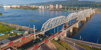 Две электрички на подходе к железнодорожному мосту через Енисей в Красноярске - ДЕЛА.ru