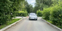 В Гайском округе ребенок на самокате выехал на дорогу и попал под машину - ProOren.Ru