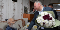 ​Михаил Евраев вручил памятный нагрудный знак ветерану Великой Отечественной войны Михаилу Прозорову - Правительство