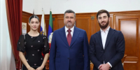 Fyodor Şukin yeni evlənənlər Hacı və Milana İbrahimovlarla görüşüb - Сетевое издание Дербент