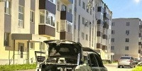 На видео сняли машину, полыхавшую во дворе жилого дома в Нижнекамске - ИА Татар-информ