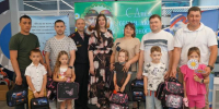 В День семьи, любви и верности росгвардейцы подарили будущим первоклассникам из многодетных семей школьные наборы - Росгвардия