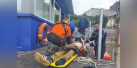 Спасатели и врачи реанимировали упавшего в Москву-реку мужчину - M24.Ru