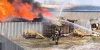 Есть угроза разрастания: крупный пожар тушат на складе в Батайске - Панорама