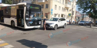В центре Ростова автобус столкнулся с легковушкой - DonDay.Ru