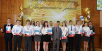 Глава района Виталий Лозин поздравил лучших выпускников Песчанокопского района - Отдел образования