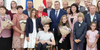 Александр Хинштейн наградил курян за заслуги в воспитании детей - Курская правда