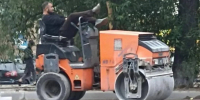Ноги на руль и поехал: фото водителя катка из Реутова вызвало возмущение - MosRegToday.Ru