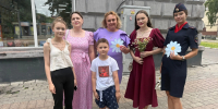Ромашковый флешмоб в Киселевске объединил полицию и горожан - Городок