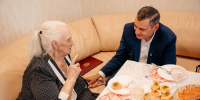 Курский губернатор поздравил со 101-летием фронтовичку Надежду Есину - РИА Курск