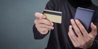 thieves-wear-black-hat-hold-phone-smart-card-gray_1.jpg - GorodnaBire.Ru