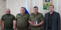 Глава Хасавюрта передал орден Мужества семье Арсена Абдулхаджиева - Администрация МО г. Хасавюрт