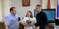 Сергей Глухов вручил жилищные сертификаты молодым специалистам Курагинского округа - Газета Тубинские Вести