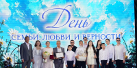 https://glavarb.ru/ru/news/event/radiy-habirov-pozdravil-zhiteley-respubliki-s-dnyom-semi-lyubvi-i-vernosti-90238/ Анжелика Шуматбаева, удостоенная звания «Мать-героиня», вместе со своей семьёй и супругами Хабировыми. - Красное Знамя