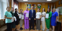 В целях улучшения жилищных условий многодетных семей взамен предоставления земельного участка вручил свидетельства сразу нескольким семьям на сумму 250 тыс. руб. - Караидельский район