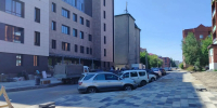 В Омске у нового корпуса КМХЦ благоустраивают прилегающую территорию - Вечерний Омск