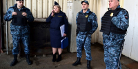 судебные приставы стоят в здании - ИА Nord-News.Ru