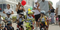 Маленькие чемпионы: более 130 юных велосипедистов вышли на старт семейных гонок в центре города - gtrkamur.ru - ГТРК Амур