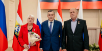 Губернатор Курской области Александр Хинштейн в торжественной обстановке вручил медали «Мать героя» и «Отец героя» супругам Должиковым и Фроловым. - Газета Дмитриевский вестник