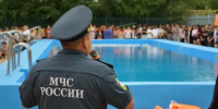 Инспекторы астраханского ГИМС научили отдыхающих лагеря спасать жизнь на воде - ГТРК Лотос