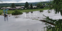 В селе Мурзинка в пригороде Нижнего Тагила знаменитый подвесной мост ушёл под воду - Между Строк