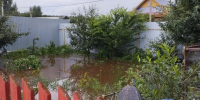 В послелке Буланаш дождевая вода топит дома и огороды. "Стихйное бедствие!" - Газета Егоршинские Вести