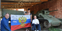 Партийцы и общественники в Волгограде организовали передачу флага с подписями участников СВО в клуб "Пехотинец" - Справедливая Россия