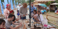 Гостей фестиваля в Красноярском крае в обмен на сделанную ложку угощали чаем с вареньем - 1-LINE