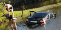 В Новоорском районе инспектор ДПС вытащил водителя из уходящей под воду машины - ProOren.Ru