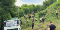 На субботнике во Владимире привели в порядок склоны у смотровых площадок Успенского и Дмитриевского соборов - Zebra-TV.Ru