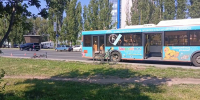50-летняя велосипедистка врезалась в автобус в Нижнем Новгороде - Время Н