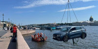 Утонувшую легковушку вытащили со дна Невы в Петербурге - Neva.Today