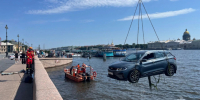 Спасатели извлекли легковушку из Невы в центре Петербурга - Online47.Ru