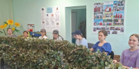 В Соболевском СДК дети плели маскировочные сети для бойцов - Волжская новь