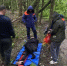 1,5 километра с носилками по лесу: калининградские спасатели помогли рыбаку со сломанной ногой - Kaskad.TV