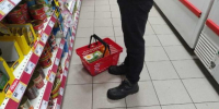 Просрочка на полках: в популярный омский супермаркет нагрянули санврачи с проверкой - Om1.Ru