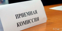 Представитель Минздрава Амурской области консультирует абитуриентов по вопросам целевого обучения - Амурская ГМА